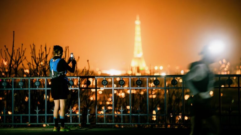 Traileurs de l’EcoTrail Paris devant la tour Eiffel
