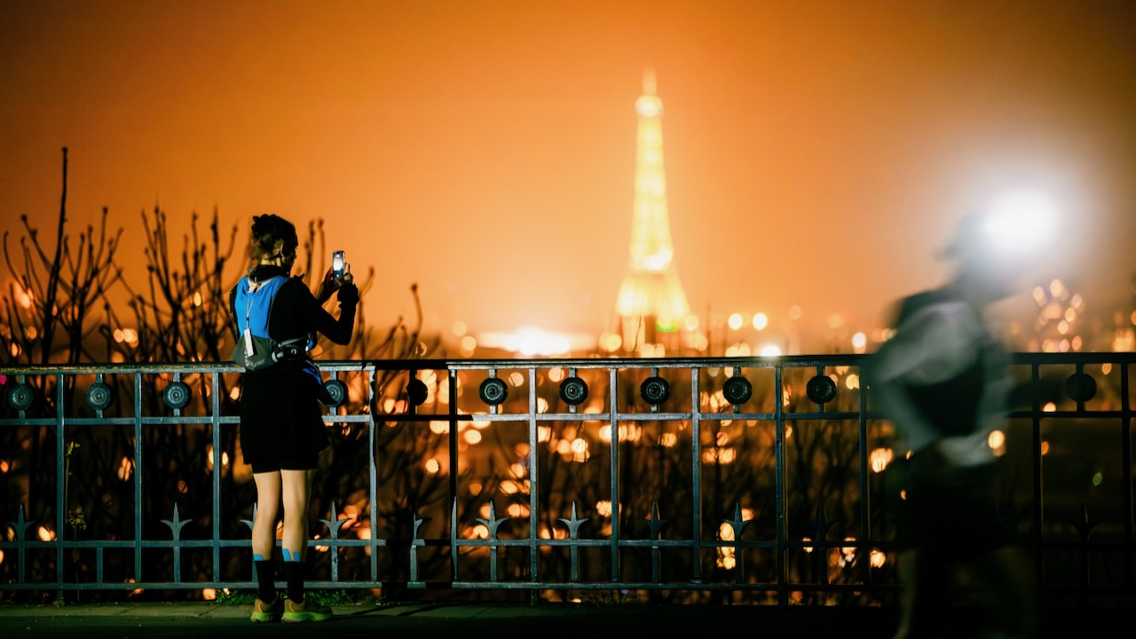 Traileurs de l’EcoTrail Paris devant la tour Eiffel