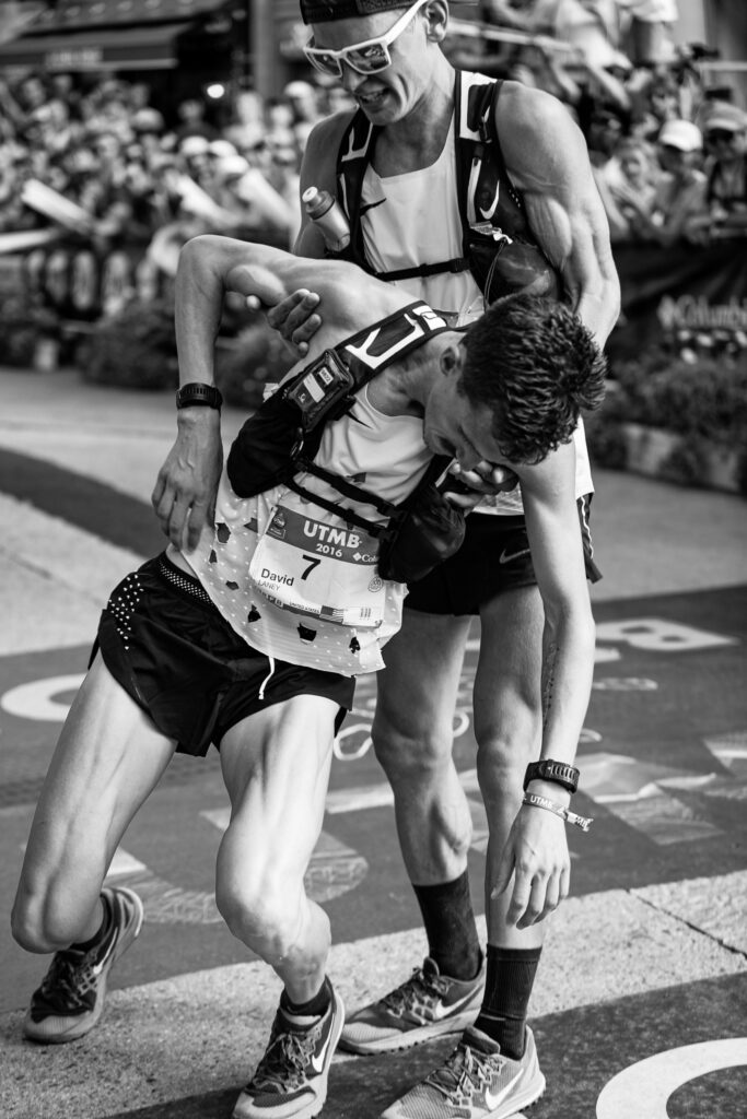 David Laney s’effondrant dans les bras de Tim Tollefson à l’arrivée de l’UTMB 2016