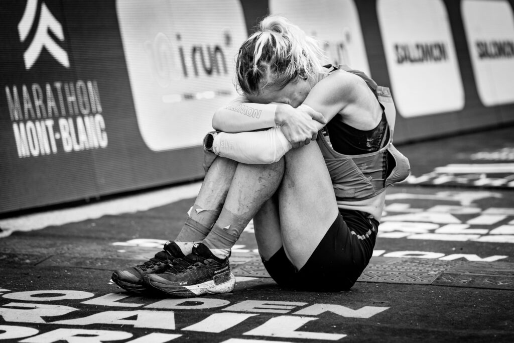 Madalina Florea submergée par l’émotion à l’arrivée du Marathon du Mont-Blanc 2024