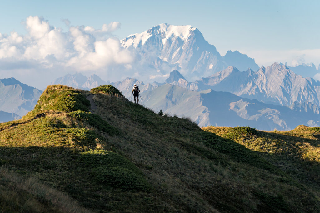 Coureur sur les crêtes de Crève-Tête face au Mont-Blanc lors du Grand Raid des 3 Vallées 2026
