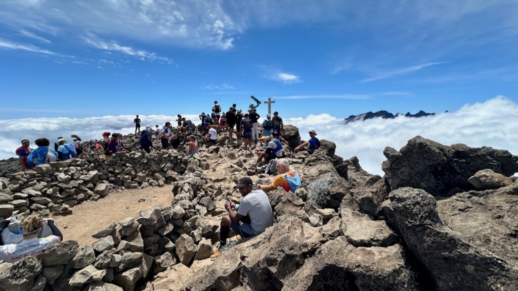 Coureurs réunis au sommet du Grand Bénare après l’arrivée de la 0-3000