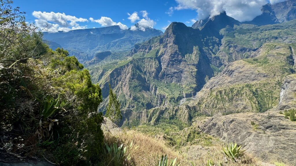 Vue sur le cirque de Mafate depuis la Canalisation des Orangers