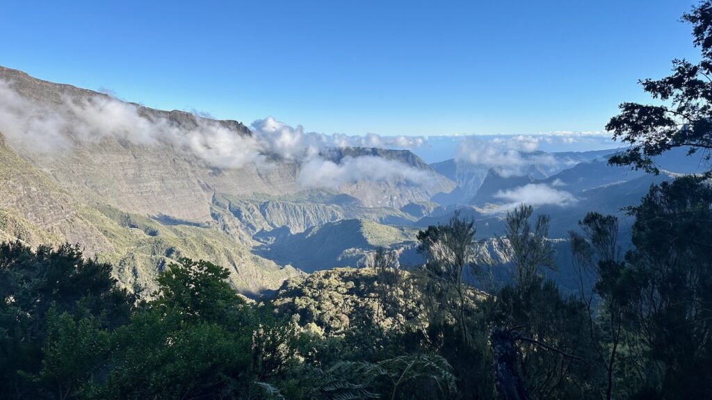 Vue sur Mafate lors de la randonnée vers Marla