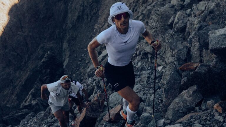 Aurélien Dunand-Pallaz dans un passage rocheux et technique du GR20 lors de son record en 27 h 29.