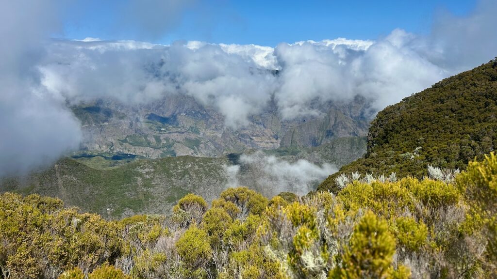 Vue sur le cirque depuis la Roche Écrite avec les nuages
