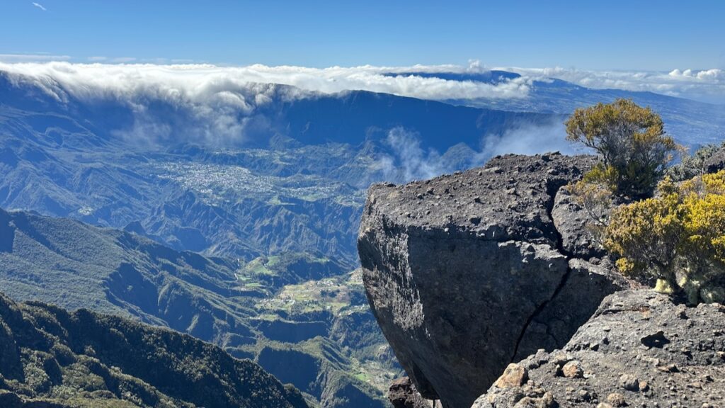 Vue sur le cirque de Cilaos depuis le Petit Bénare