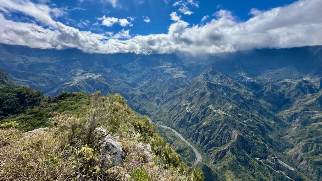 Sentier du Piton Cabris aux Makes avec vue sur l'océan à La Réunion