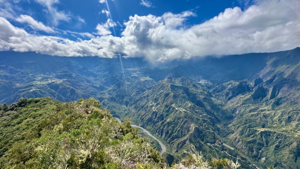 Vue sur le cirque de Cilaos depuis le Piton Cabris