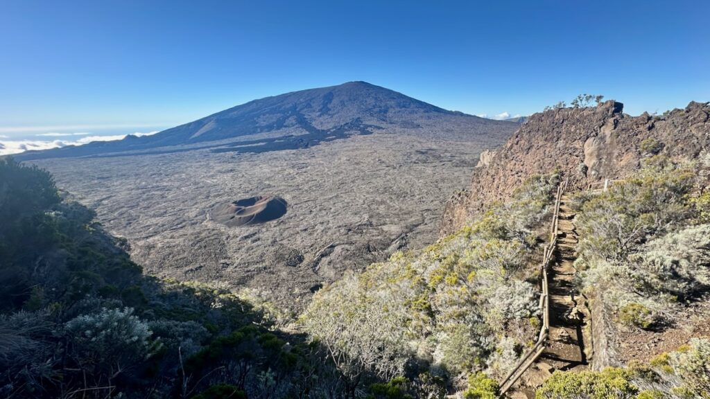 Sentier du Piton de la Fournaise avec le Formica Léo