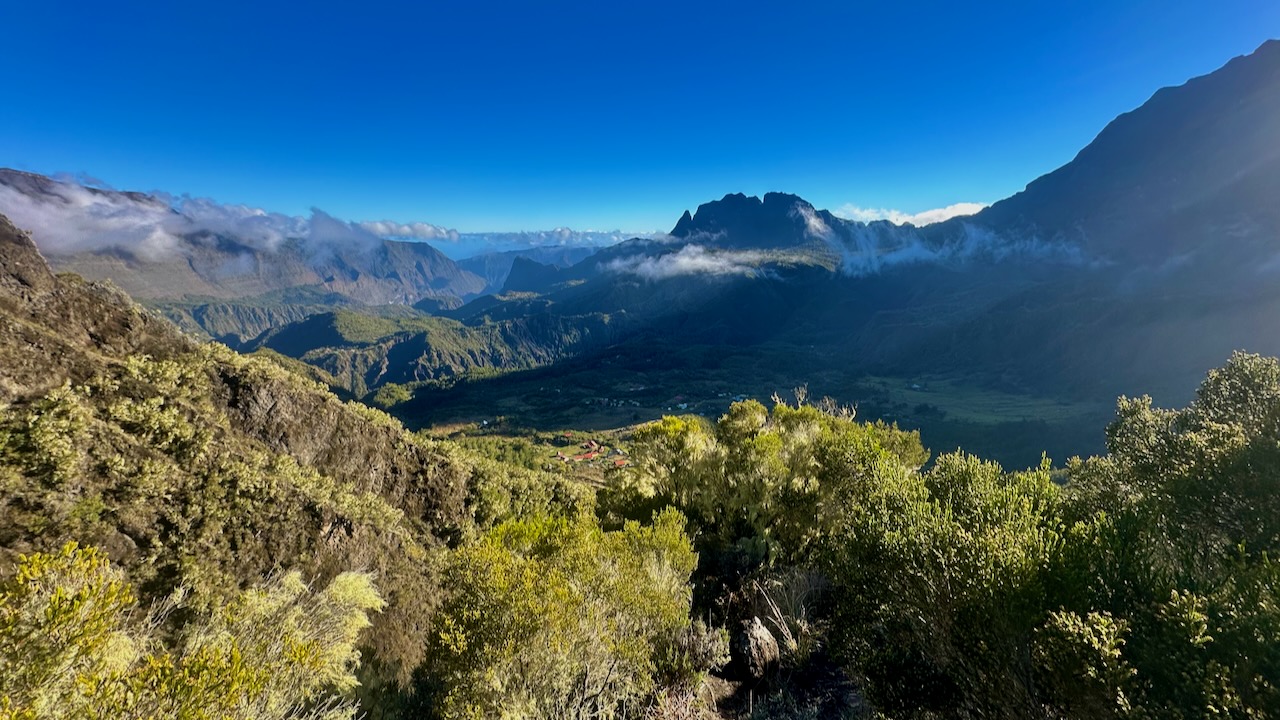 Vue sur Mafate et Marla depuis la descente du col du Taïbit à La Réunion