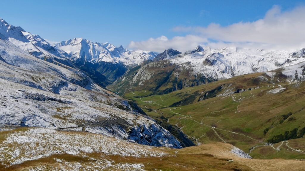 Vallée alpine et sommets enneigés sur le TMB