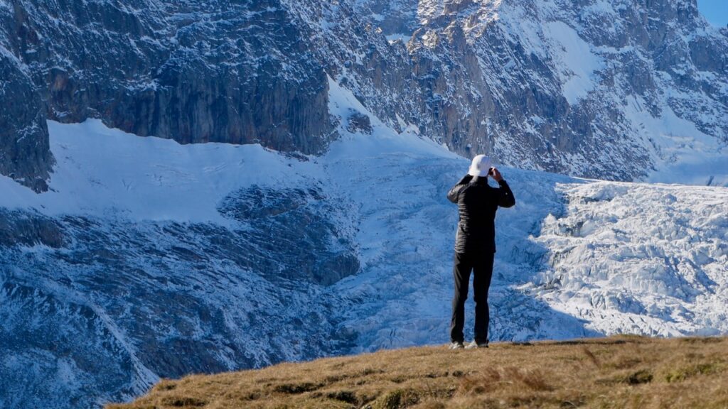 Randonneur face aux glaciers sur le Tour du Mont-Blanc