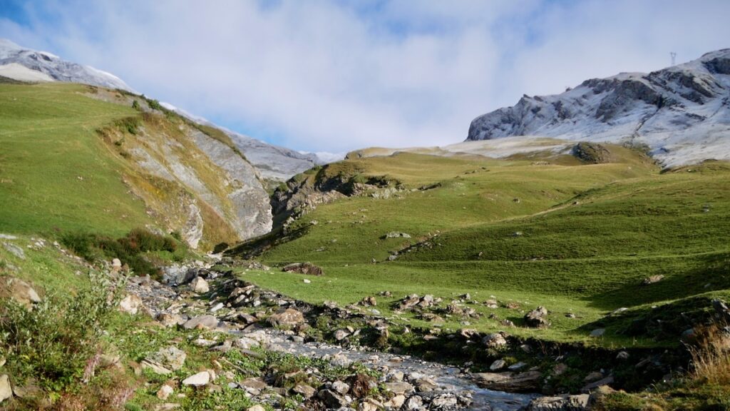 Alpages et torrent sur le Tour du Mont-Blanc