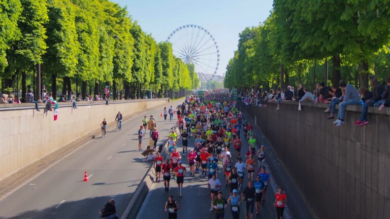 Des milliers de coureurs participent au Marathon de Paris