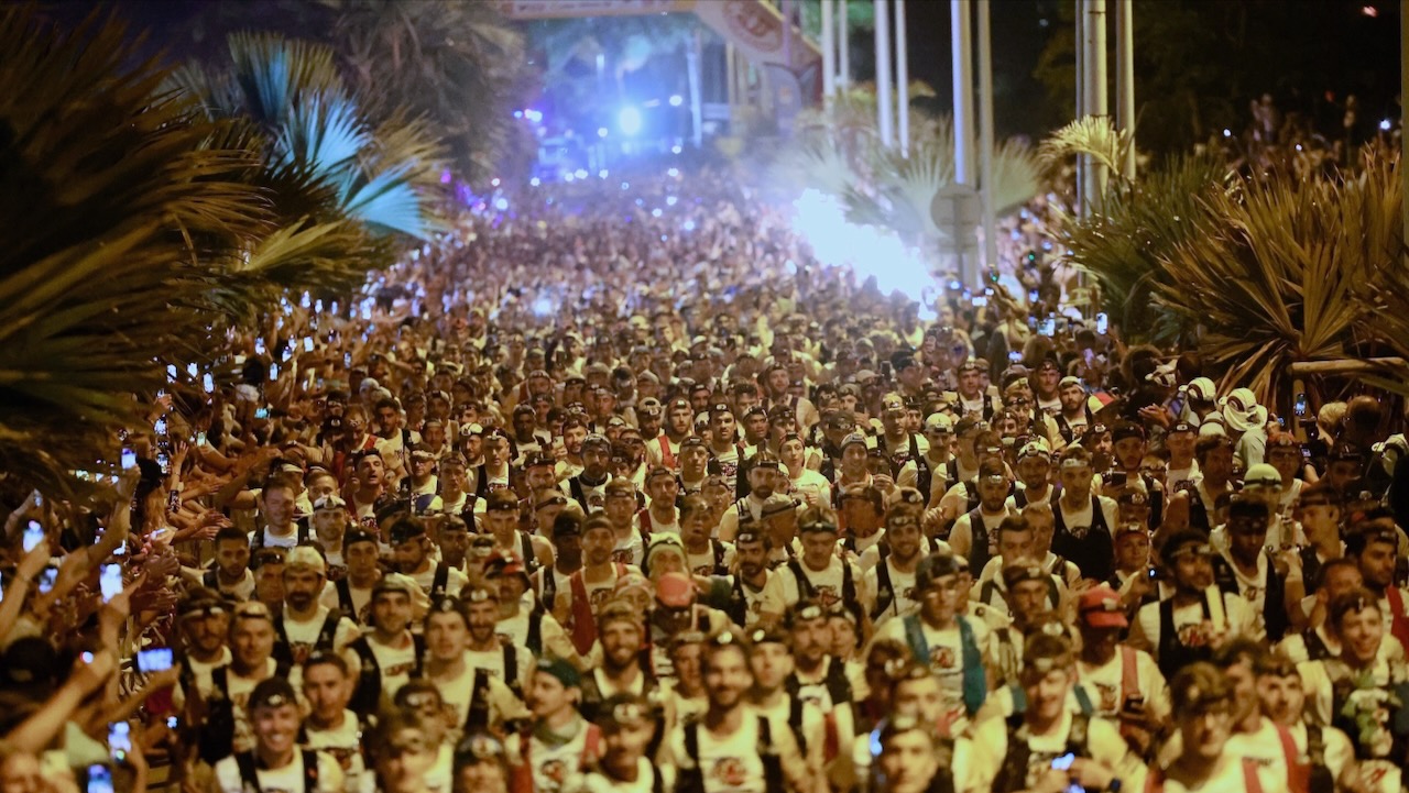 Départ nocturne de la Diagonale des Fous à Saint-Pierre avec les coureurs et le public
