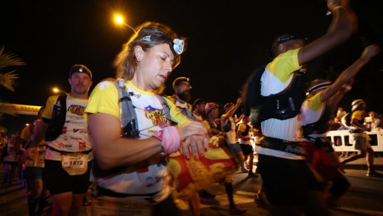 Coureurs au départ de la Diagonale des Fous de nuit à La Réunion
