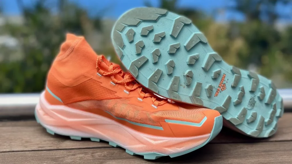 Gros plan sur la semelle extérieure turquoise de la The North Face Offtrail Ultra et ses crampons multidirectionnels.